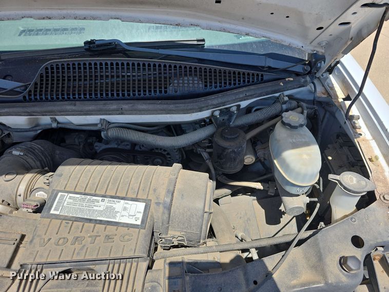 image for item DT6832 2006 Chevrolet Express G3500 shuttle bus