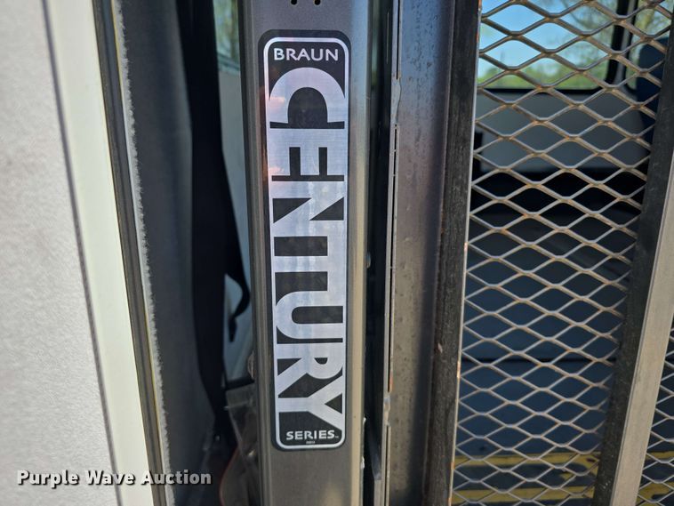 image for item DT6832 2006 Chevrolet Express G3500 shuttle bus