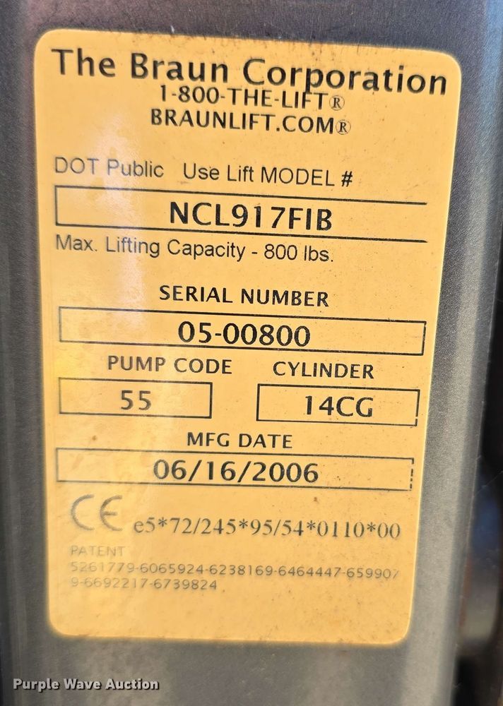 image for item DT6832 2006 Chevrolet Express G3500 shuttle bus