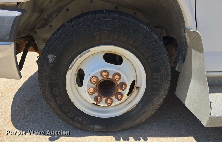 image for item DT6832 2006 Chevrolet Express G3500 shuttle bus