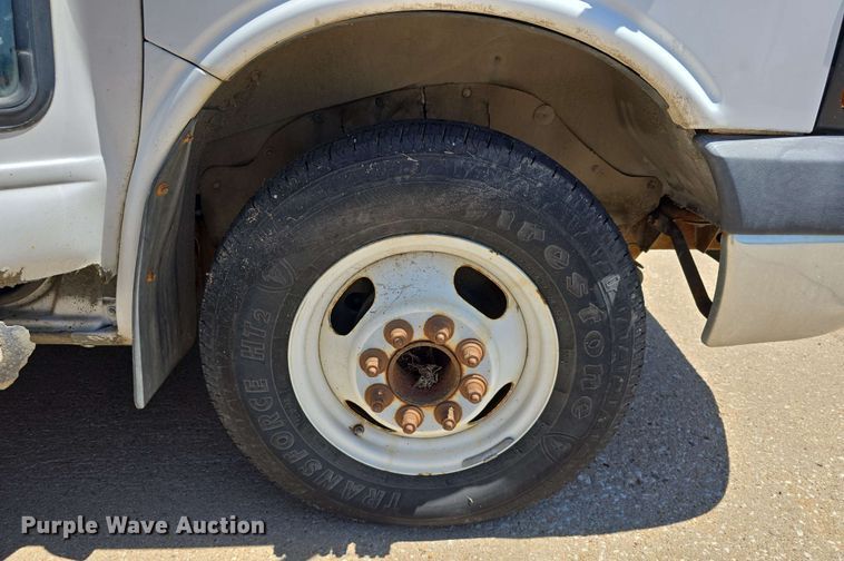 image for item DT6832 2006 Chevrolet Express G3500 shuttle bus