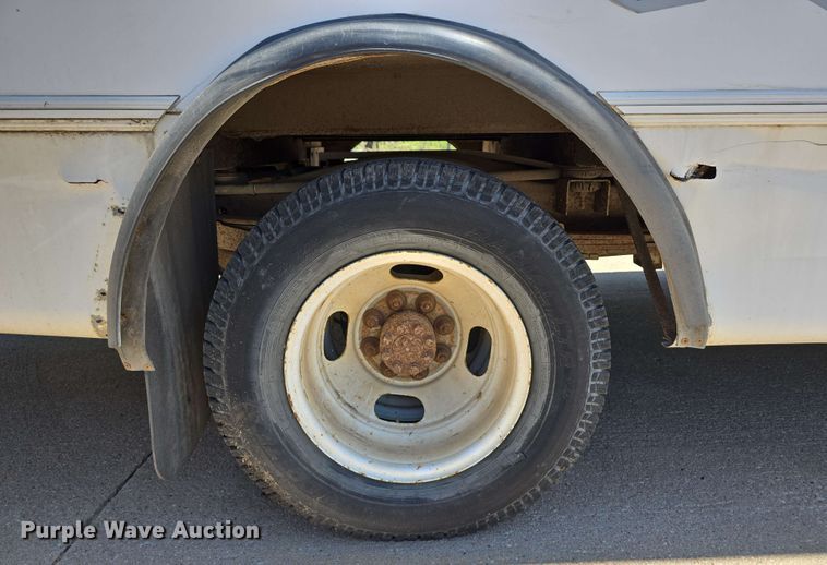 image for item DT6832 2006 Chevrolet Express G3500 shuttle bus