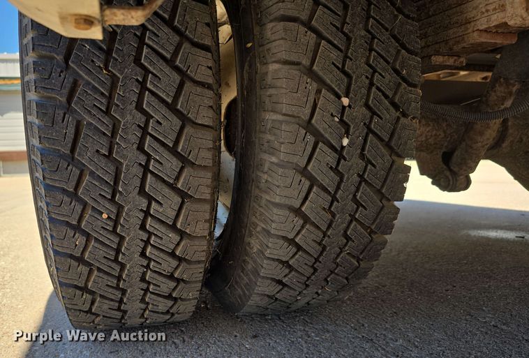 image for item DT6832 2006 Chevrolet Express G3500 shuttle bus