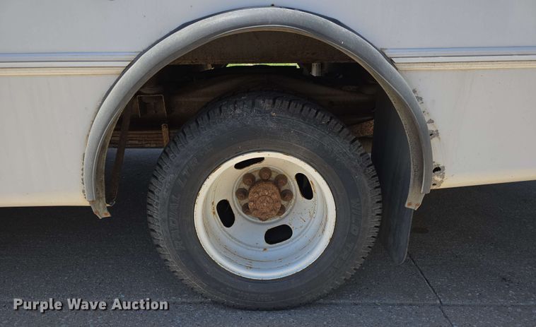 image for item DT6832 2006 Chevrolet Express G3500 shuttle bus