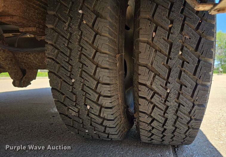 image for item DT6832 2006 Chevrolet Express G3500 shuttle bus