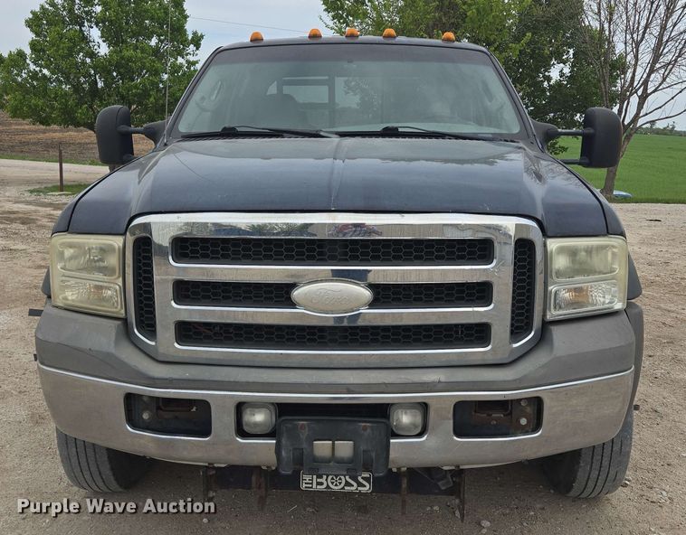 image for item DT6838 2005 Ford F450 Super Duty Lariat Crew Cab flatbed truck