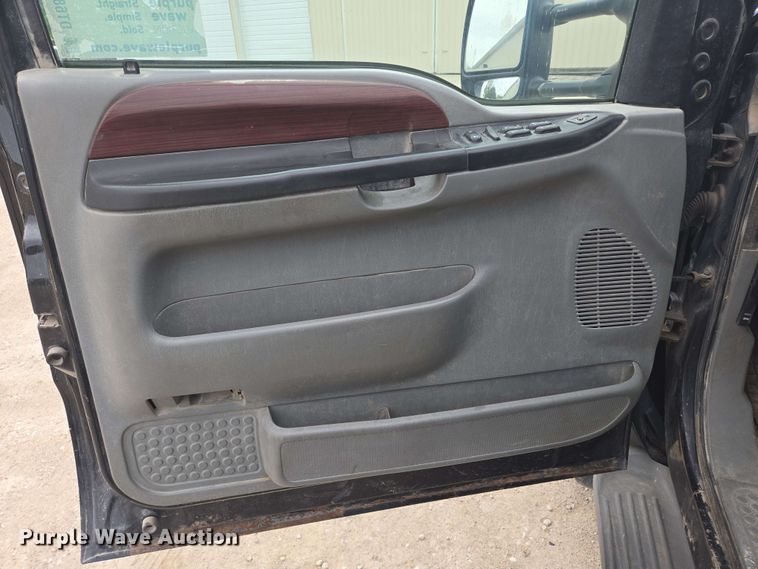 image for item DT6838 2005 Ford F450 Super Duty Lariat Crew Cab flatbed truck