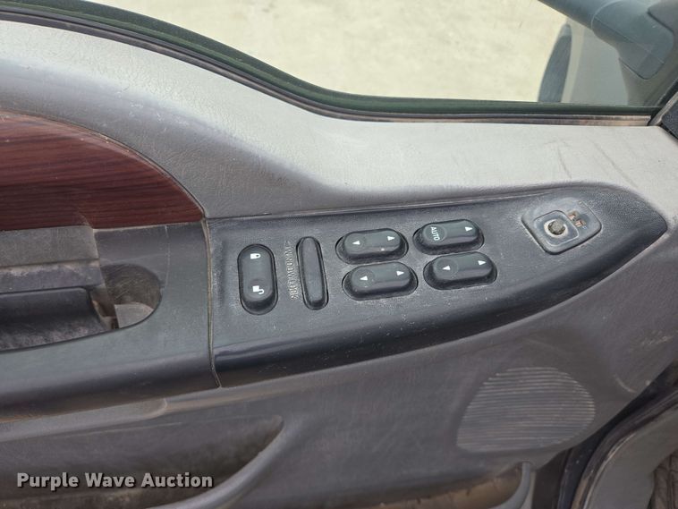 image for item DT6838 2005 Ford F450 Super Duty Lariat Crew Cab flatbed truck