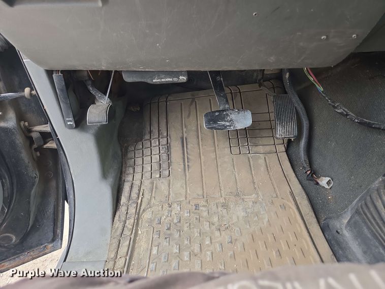 image for item DT6838 2005 Ford F450 Super Duty Lariat Crew Cab flatbed truck