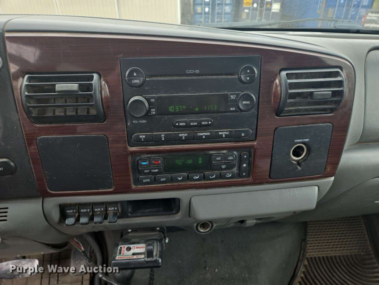 image for item DT6838 2005 Ford F450 Super Duty Lariat Crew Cab flatbed truck