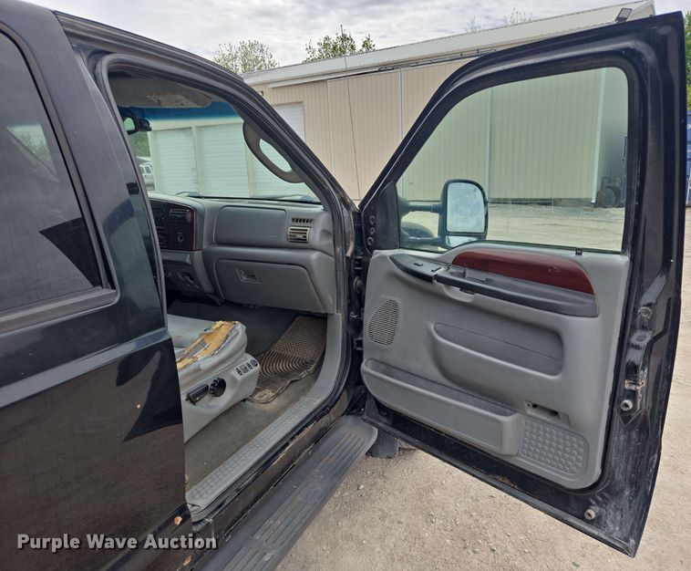 image for item DT6838 2005 Ford F450 Super Duty Lariat Crew Cab flatbed truck