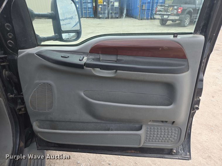 image for item DT6838 2005 Ford F450 Super Duty Lariat Crew Cab flatbed truck