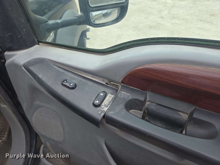 image for item DT6838 2005 Ford F450 Super Duty Lariat Crew Cab flatbed truck