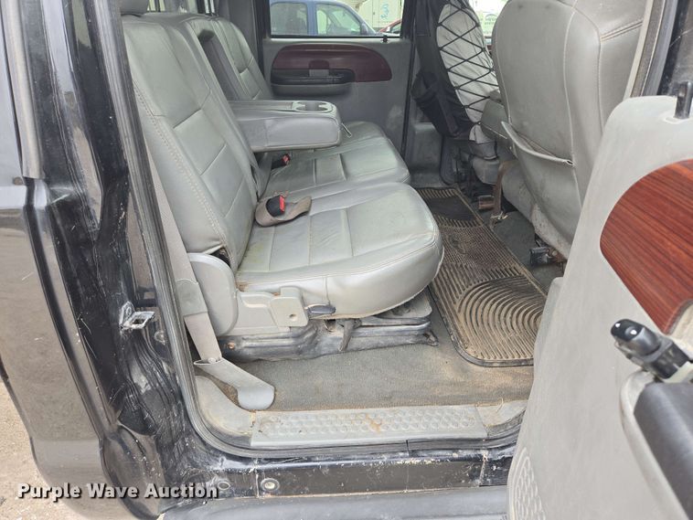 image for item DT6838 2005 Ford F450 Super Duty Lariat Crew Cab flatbed truck