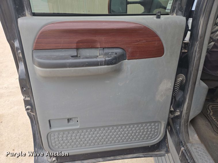 image for item DT6838 2005 Ford F450 Super Duty Lariat Crew Cab flatbed truck