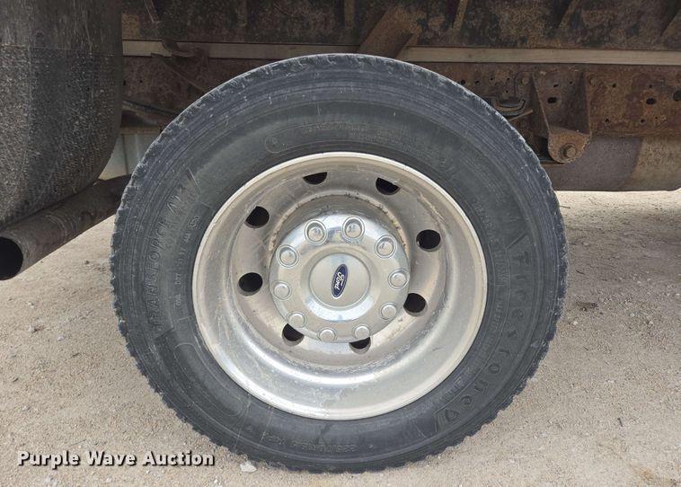 image for item DT6838 2005 Ford F450 Super Duty Lariat Crew Cab flatbed truck