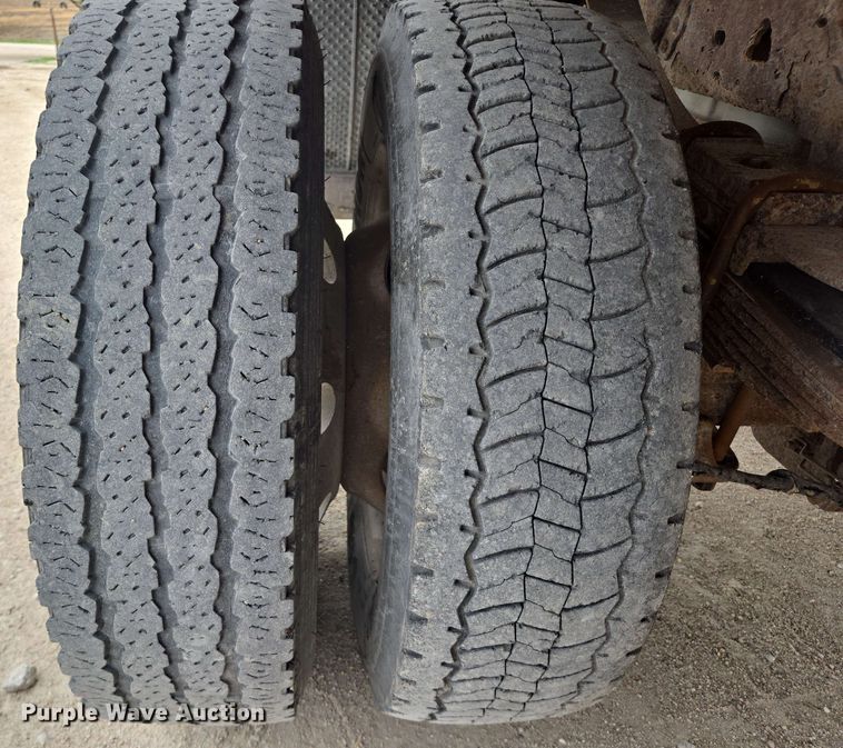 image for item DT6838 2005 Ford F450 Super Duty Lariat Crew Cab flatbed truck