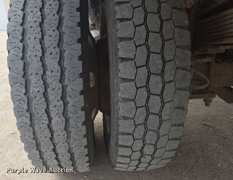 image for item DT6838 2005 Ford F450 Super Duty Lariat Crew Cab flatbed truck