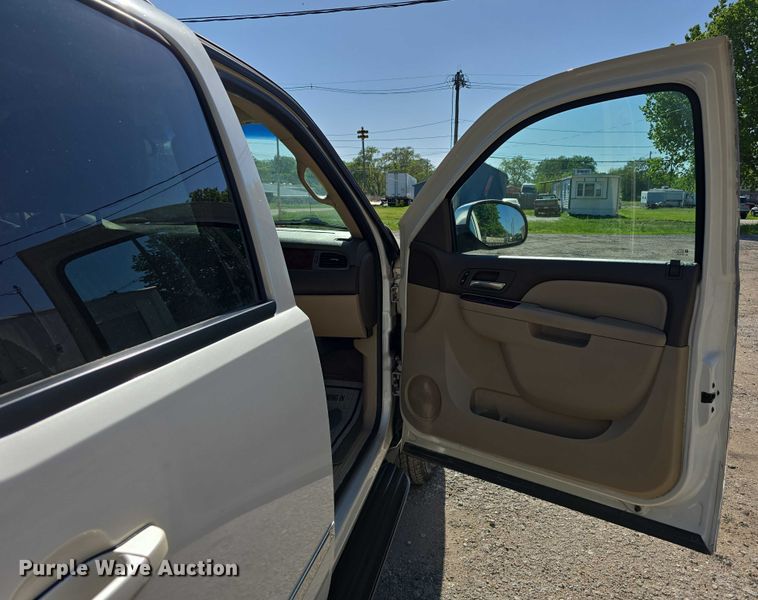 image for item DT6875 2013 GMC Yukon XL SLT SUV