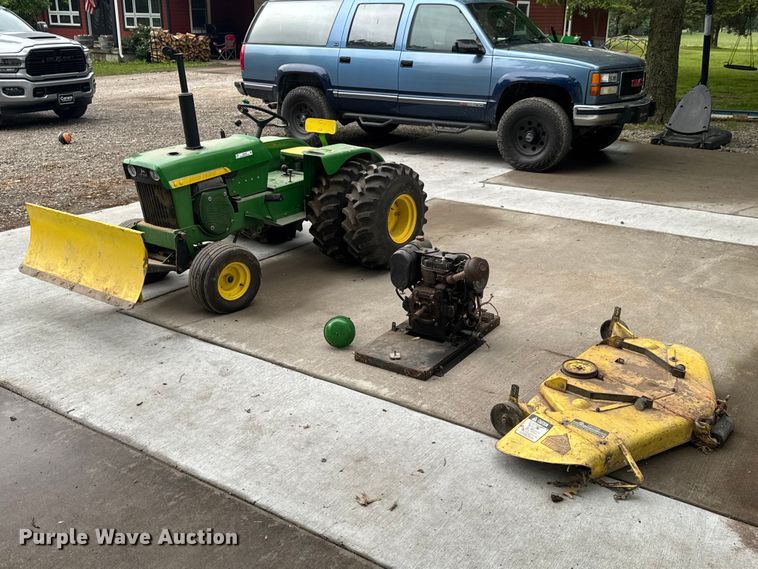 image for item DU9040 1974 John Deere 112 lawn tractor