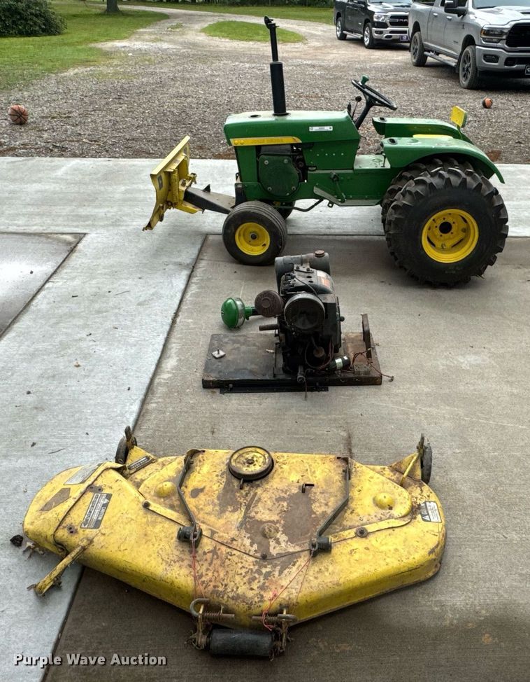 image for item DU9040 1974 John Deere 112 lawn tractor