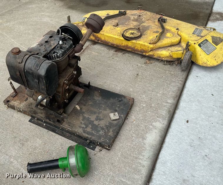 image for item DU9040 1974 John Deere 112 lawn tractor