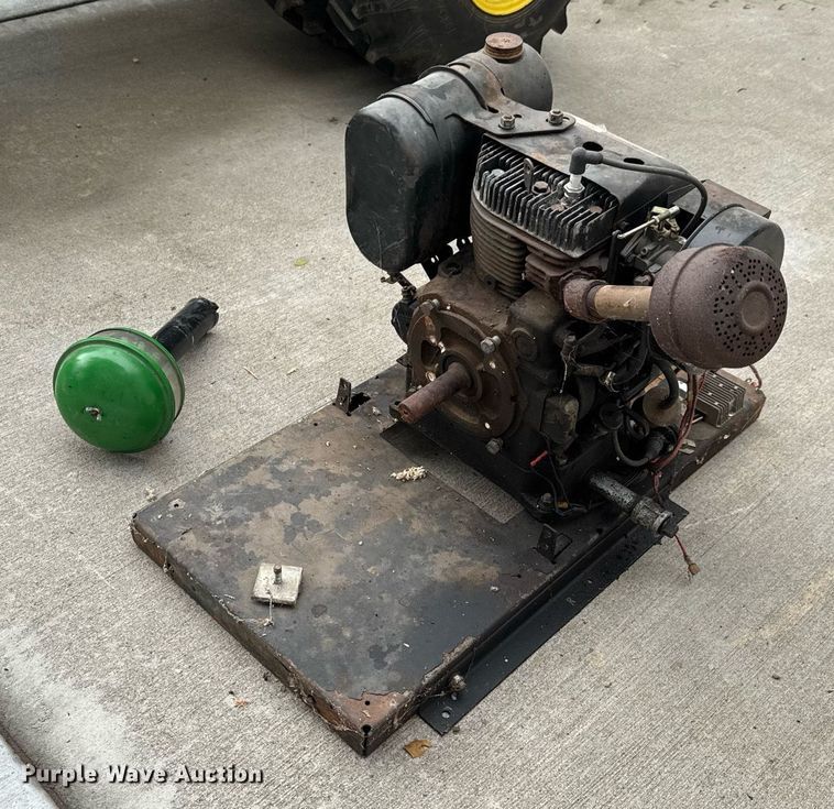 image for item DU9040 1974 John Deere 112 lawn tractor