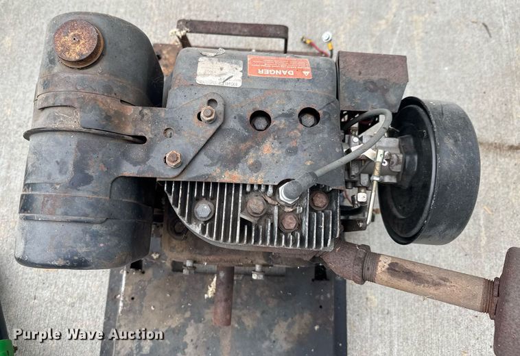 image for item DU9040 1974 John Deere 112 lawn tractor