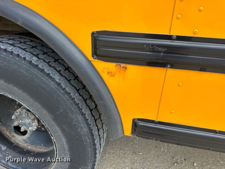 image for item DV4021 2002 International 3800 school bus