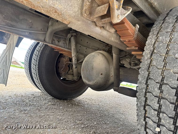 image for item DV4021 2002 International 3800 school bus