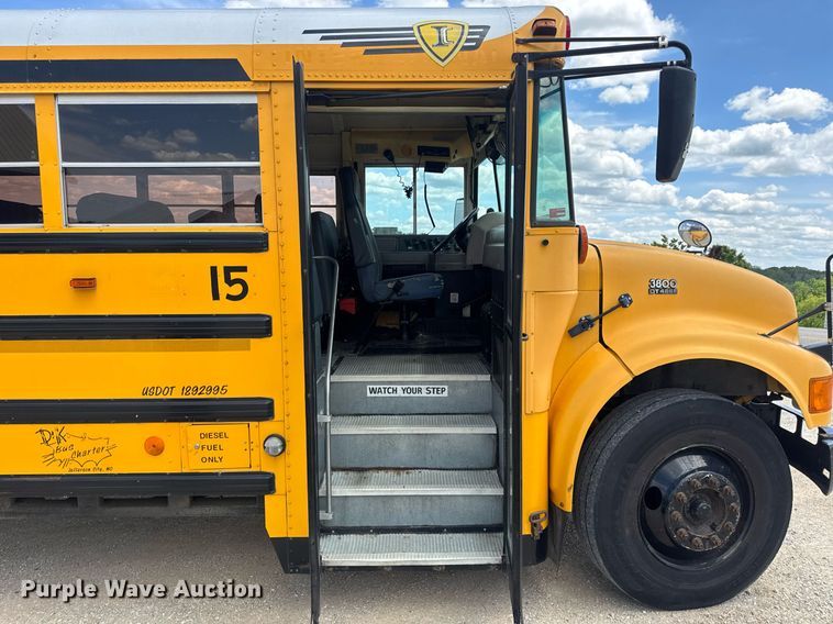 image for item DV4021 2002 International 3800 school bus