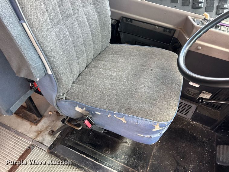 image for item DV4021 2002 International 3800 school bus