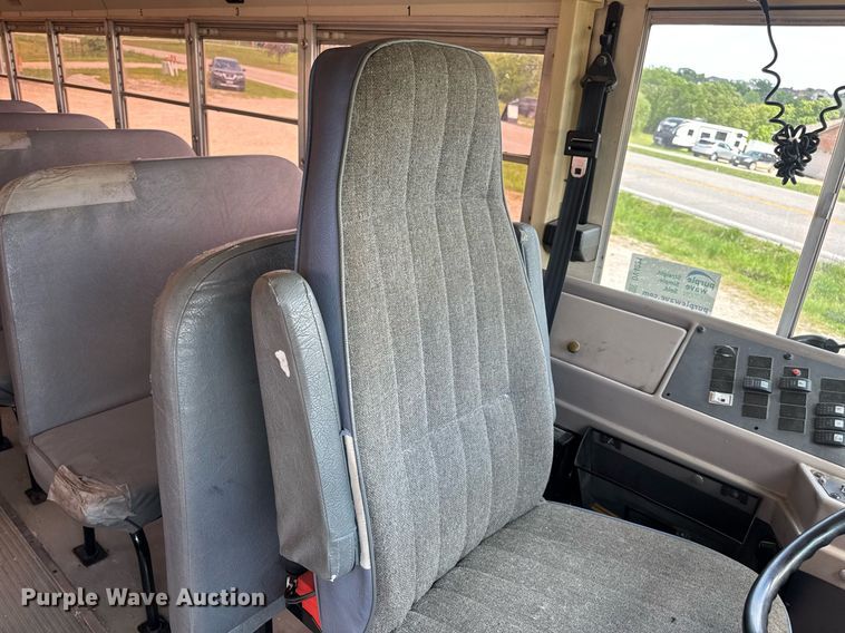 image for item DV4021 2002 International 3800 school bus