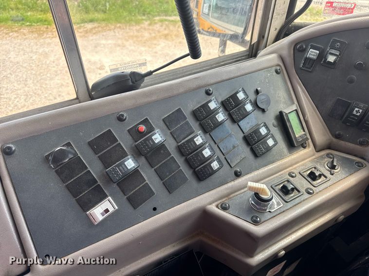 image for item DV4021 2002 International 3800 school bus