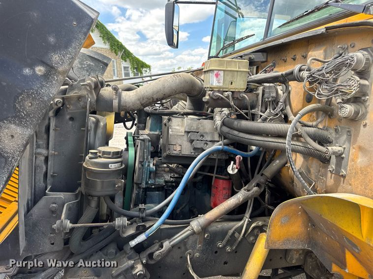 image for item DV4021 2002 International 3800 school bus