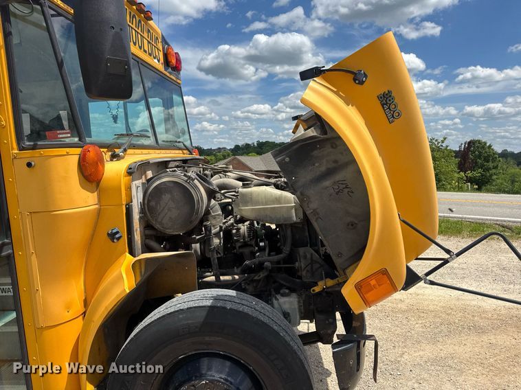 image for item DV4021 2002 International 3800 school bus