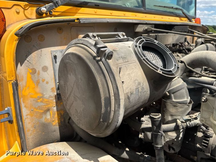 image for item DV4021 2002 International 3800 school bus