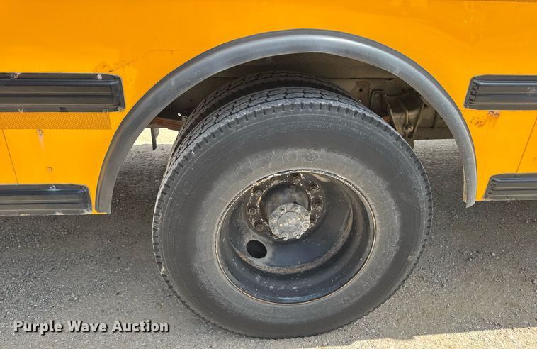 image for item DV4021 2002 International 3800 school bus