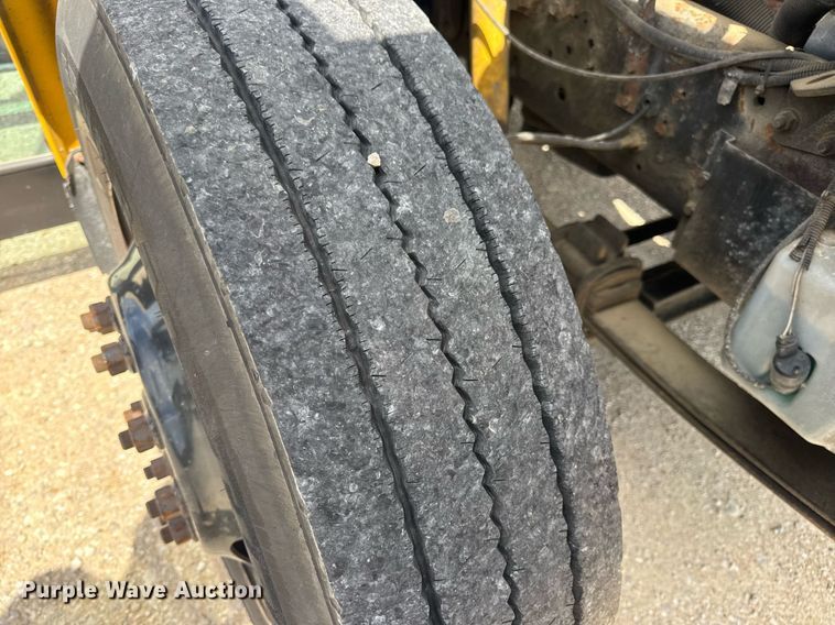 image for item DV4021 2002 International 3800 school bus