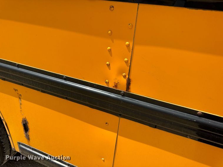 image for item DV4022 2002 International 3000IC school bus