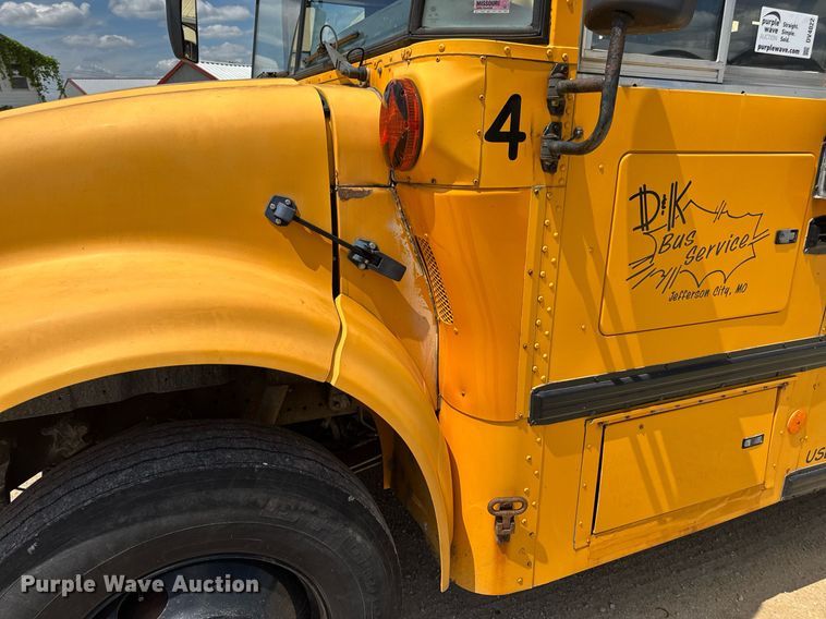 image for item DV4022 2002 International 3000IC school bus