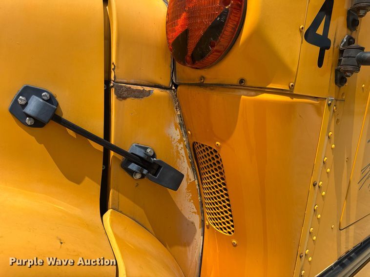 image for item DV4022 2002 International 3000IC school bus