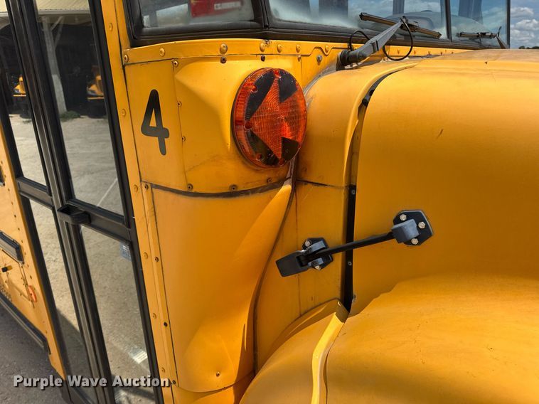 image for item DV4022 2002 International 3000IC school bus