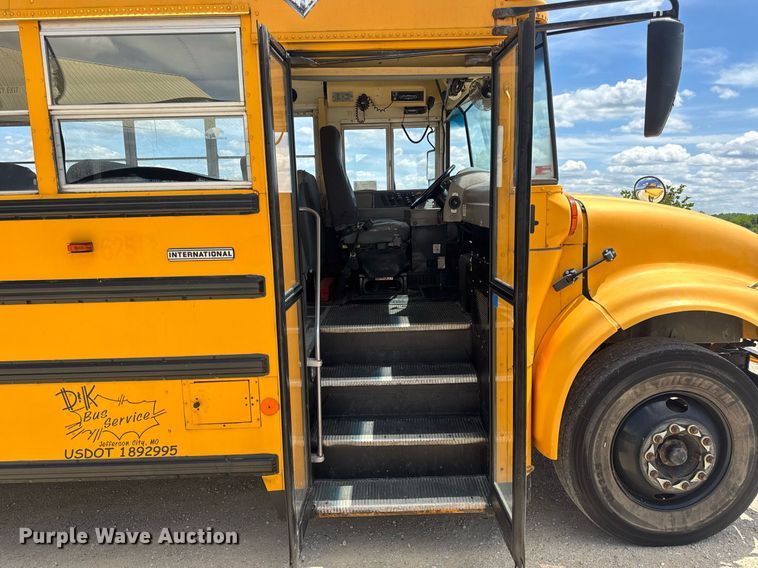 image for item DV4022 2002 International 3000IC school bus