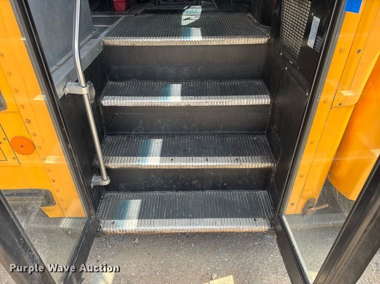 image for item DV4022 2002 International 3000IC school bus