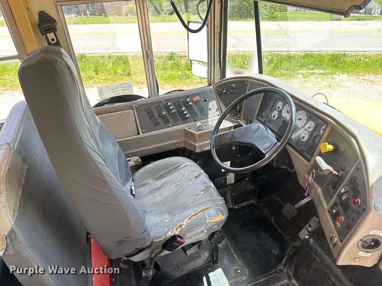 image for item DV4022 2002 International 3000IC school bus