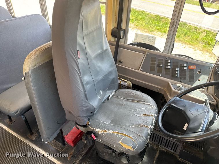 image for item DV4022 2002 International 3000IC school bus