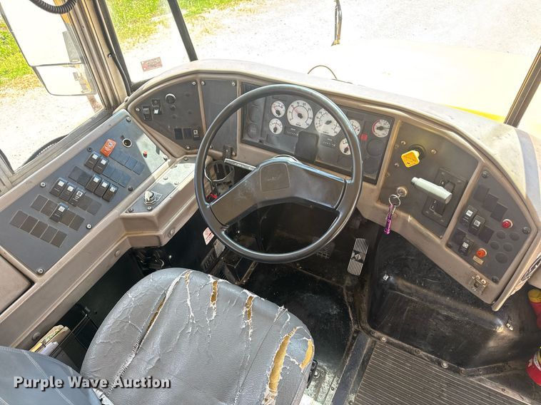 image for item DV4022 2002 International 3000IC school bus