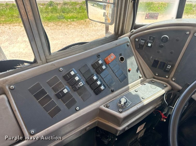 image for item DV4022 2002 International 3000IC school bus