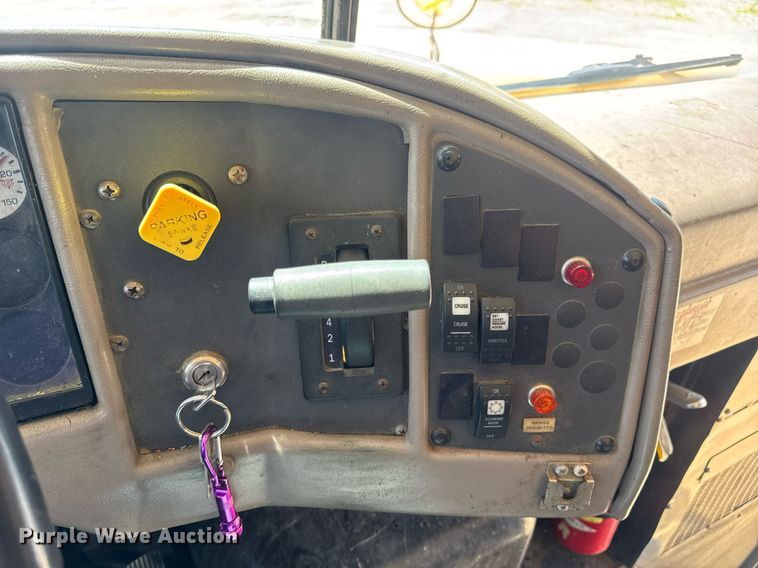 image for item DV4022 2002 International 3000IC school bus